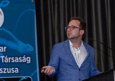 Kecskeméti Orvosi konferencia rendezvényfotózás előadó mutat